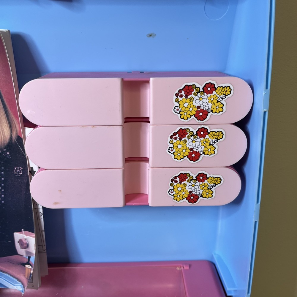 SINGER Childs Sewing Machine Activity Centre Pink/Blue Battery Case 1980'S