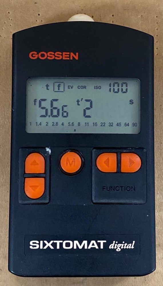 GOSSEN SIXTOMAT DIGITAL LIGHT/ EXPOSURE METER W/ POUCH- USED.