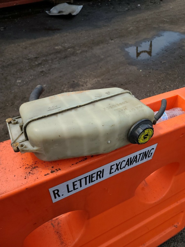 INTERNATIONAL RADIATOR OVERFLOW BOTTLE 2002105C2