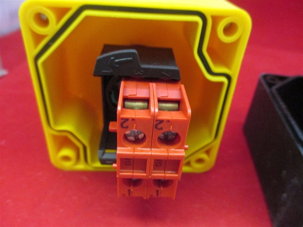 Pilz 400520 Emergency Stop Switch new