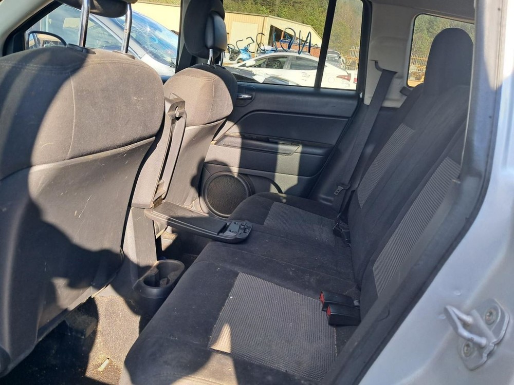 COMPASS 2011 Glove Box 4893478
