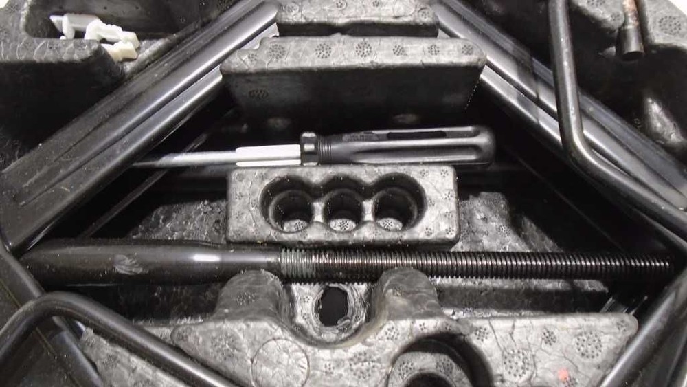 08 09 SATURN ASTRA JACK & TOOL KIT