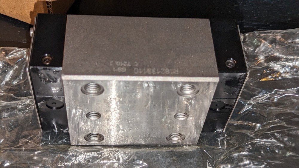 (1) Bosch Rexroth Runner Block / Roller Rail R182133110