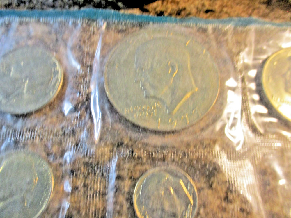 1977 1/2 MINT SET WITH EISENHOWER DOLLAR