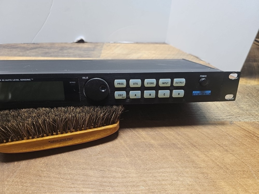 ALESIS MIDIVERB 4 DUAL-CHANNEL MULTI-EFFECTS PROCESSOR