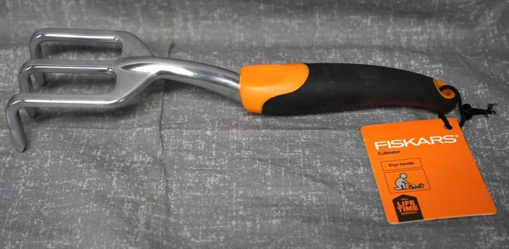 Fiskars Ergo Cultivator for Digging, Aerating Soil, & Weeding, Heavy Duty Handle