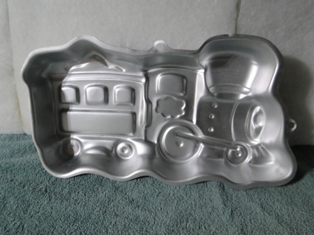 Vintage WILTON 2003 TRAIN  Cake Pan #2105-2076