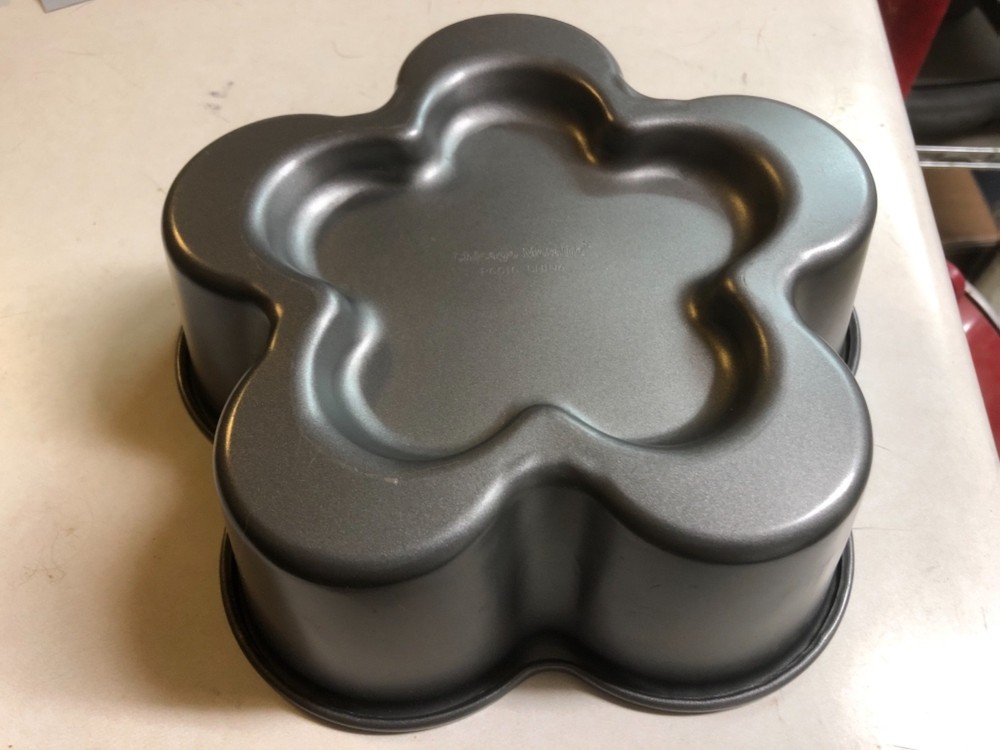 Chicago Metallic Fancy Fill Cake Pan