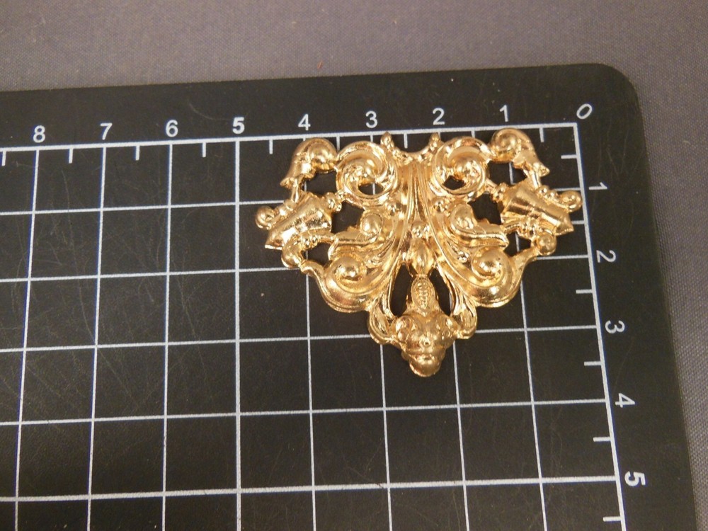 Scroll Leaf Flourish Crest Brass stamping jewelry finding (osb0089)