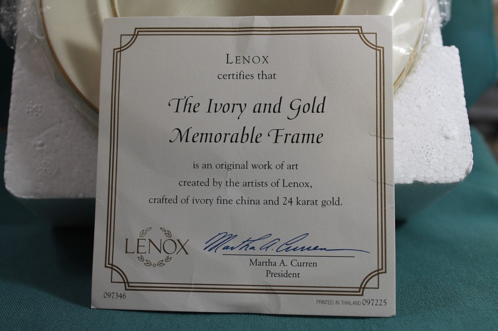 LENOX IVORY & GOLD MEMORABLE FRAME