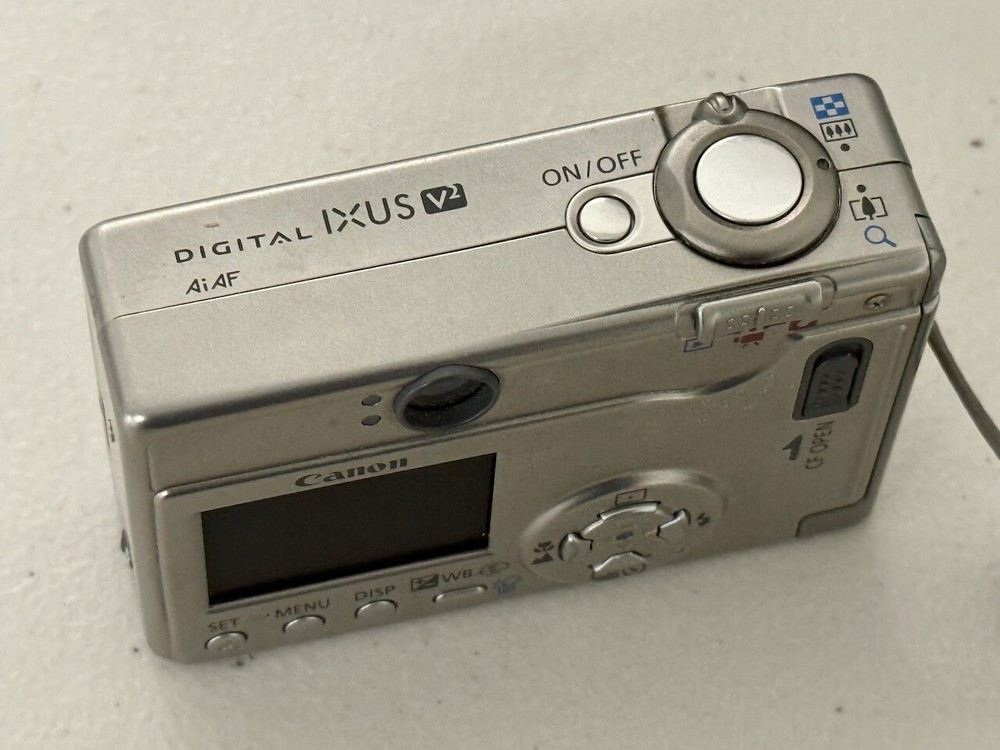 Canon IXUS V2 Digital Compact Camera 2MP Vintage Point Shoot