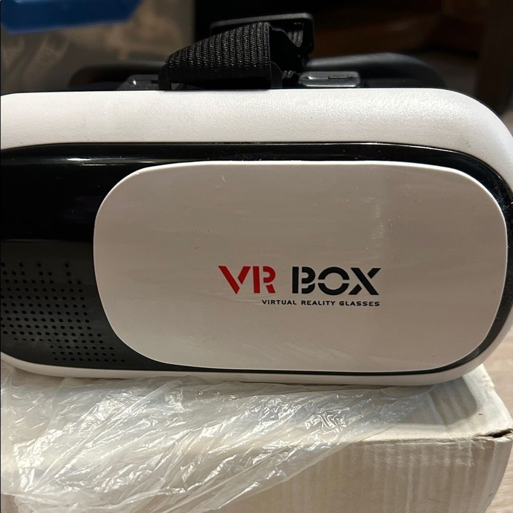 VeeR Virtual Reality Headset - White and Black