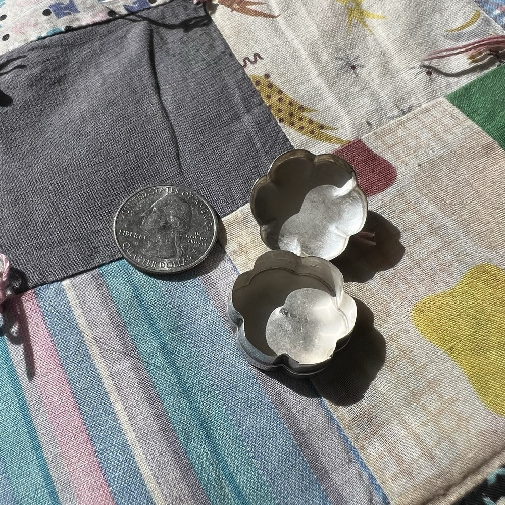 1979 Ari D Norman Sterling Silver Flower Pill Box Cobochan Stone