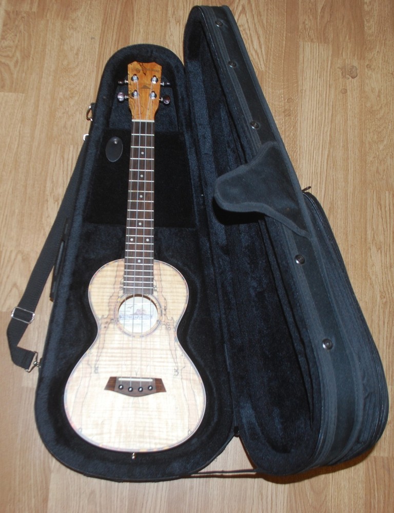 Islander MAT Ukulele With Bag