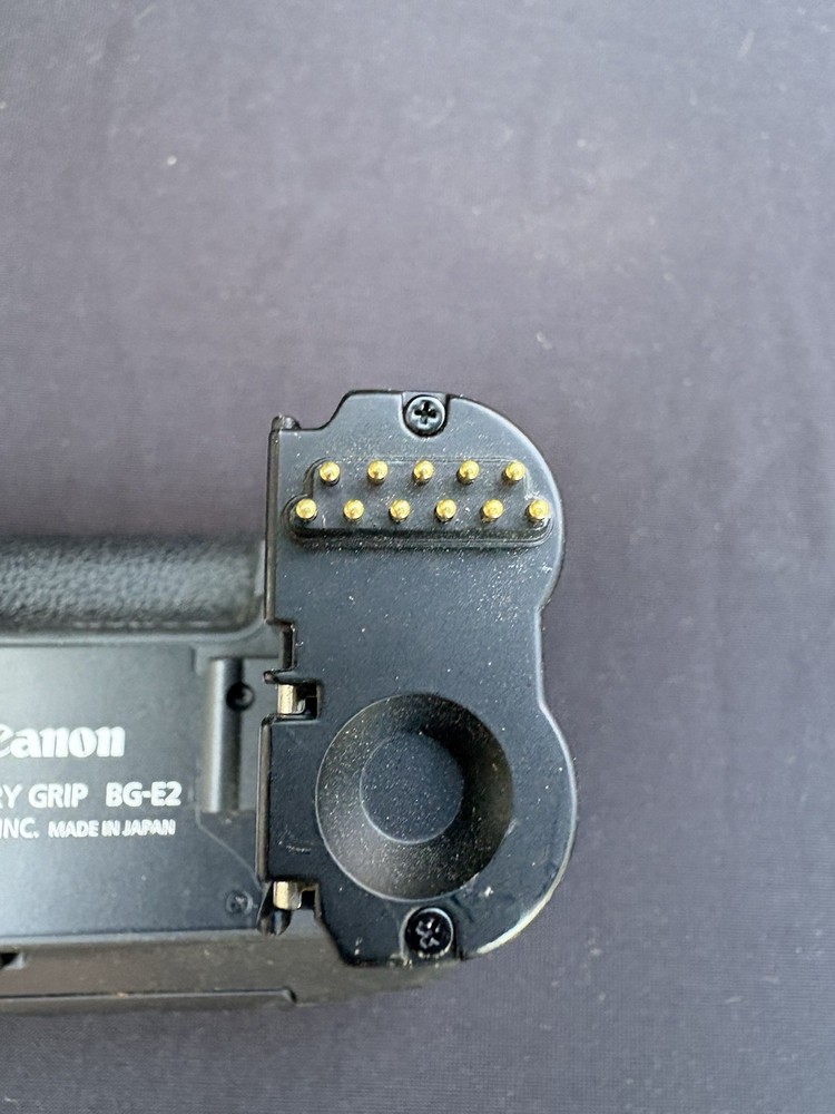Canon BG-E7 Battery Grip ( missing battery compartment)