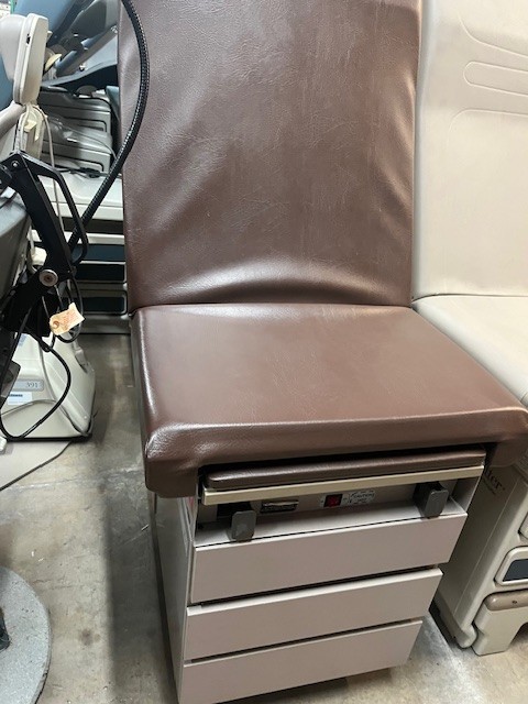 Midmark 104 Exam Table