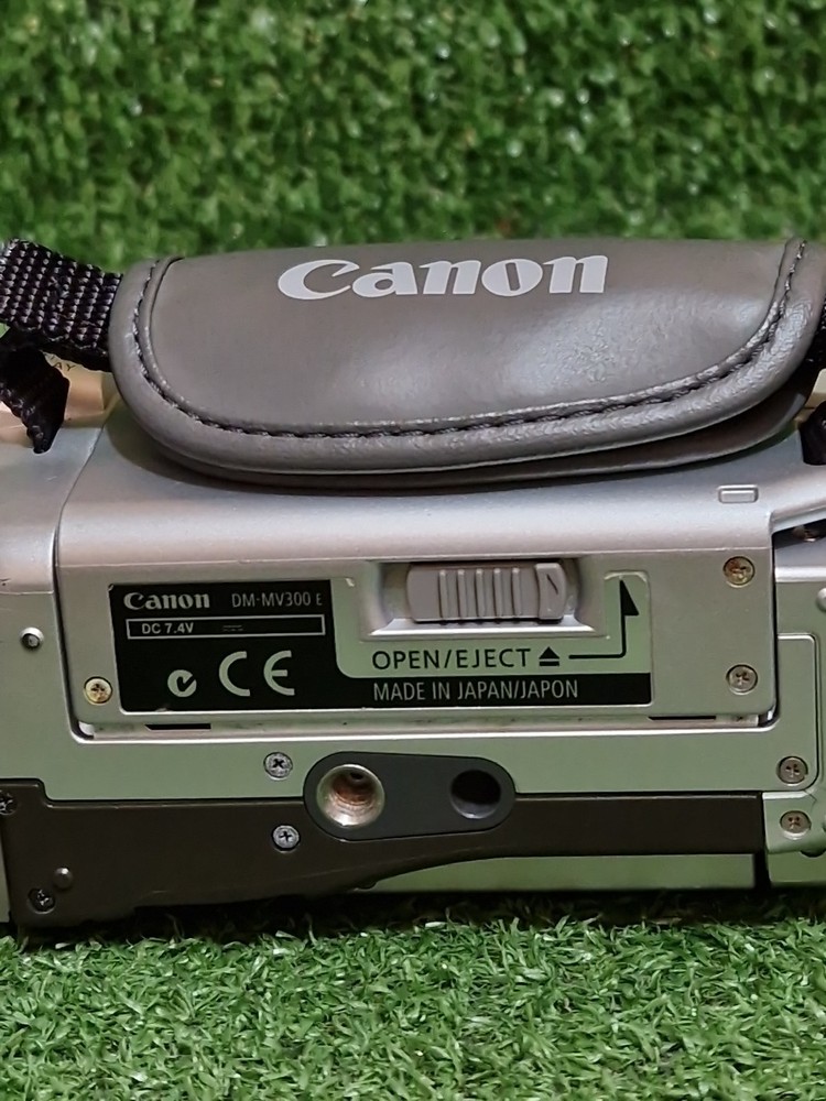 Canon DM-MV300 E 200x Digital Zoom Video Camera Handheld Camcorder UNTESTED