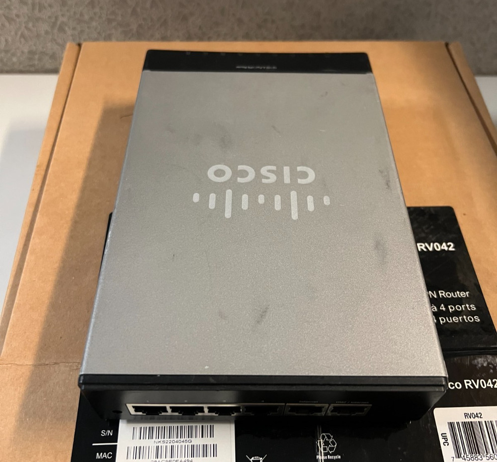 Cisco RV042 4-Port 10/100 Wired Router