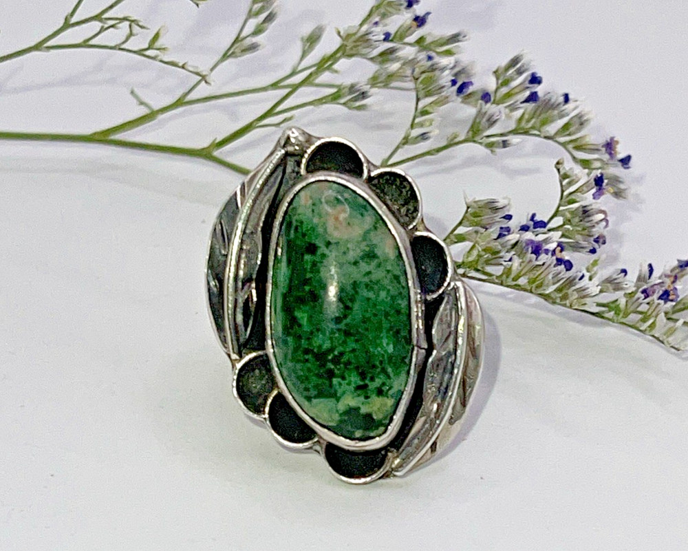 Sterling Silver Green Stone w/ Feathers Ring Sz 7