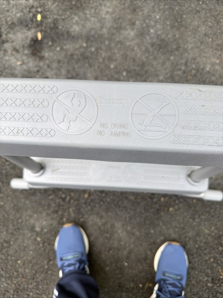 Bestway Pool Ladder 55 Inch Three Steps. Excellent Condition.
