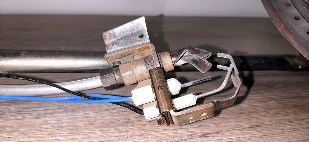 Pilot Igniter & Burner Assembly Q3400A1008 BradfordWhite MITW50L6BN12 Used Good