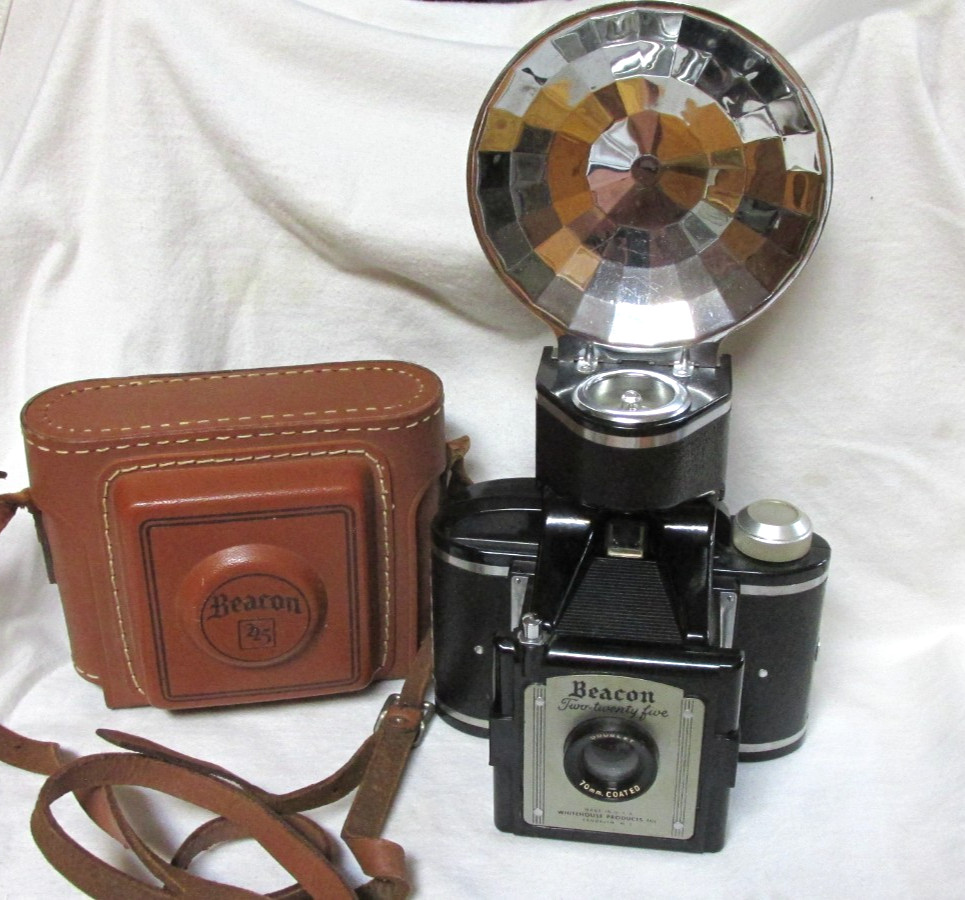 VINTAGE 1950s BEACON TWO TWENTY FIVE CAMERA w/ FLASH & FULL CASE