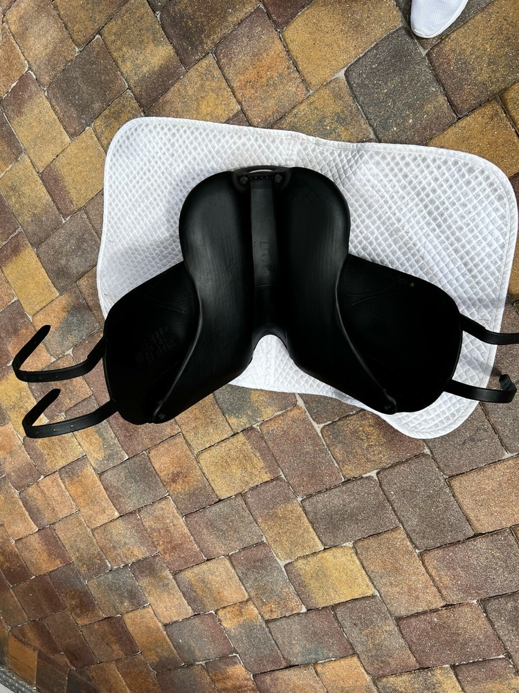 Devoucoux Dressage Saddle 17.5"