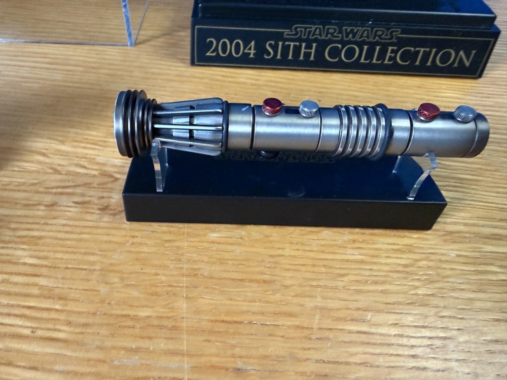 Master Replicas 2004 Sith Collection .45 Scaled Lightsaber Collection wit Case