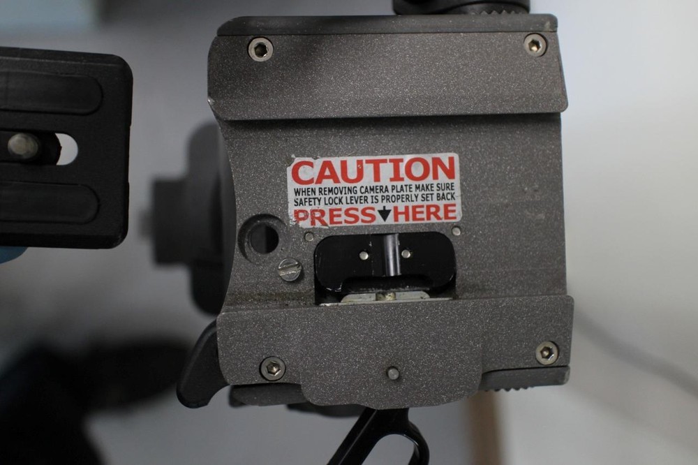 Cartoni Focus Fluid Head and tripod stand