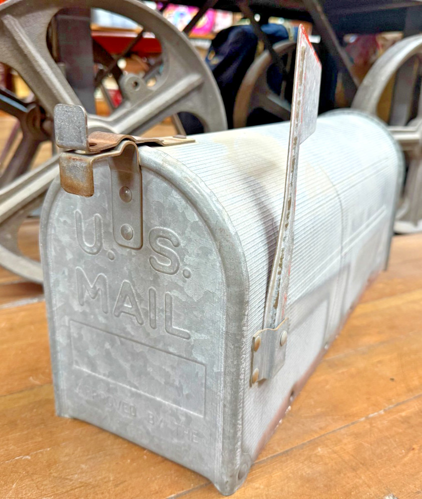 Vintage 1974 mailbox Jackes - Evans