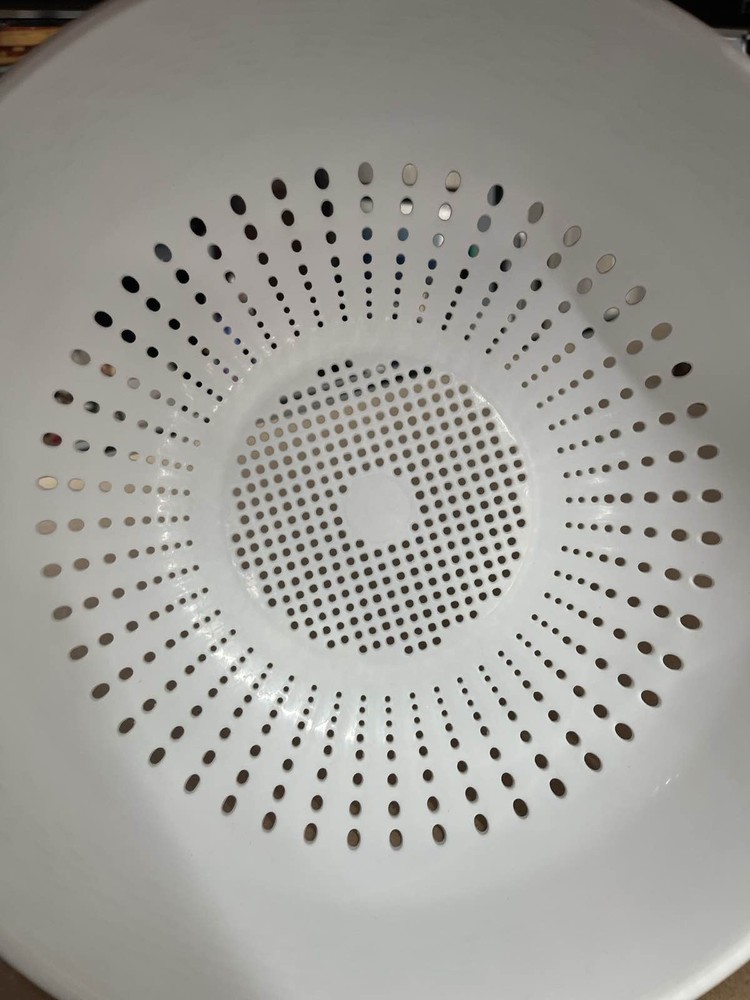 Pioneer White Strainer No. 804 Kitchen Strainer