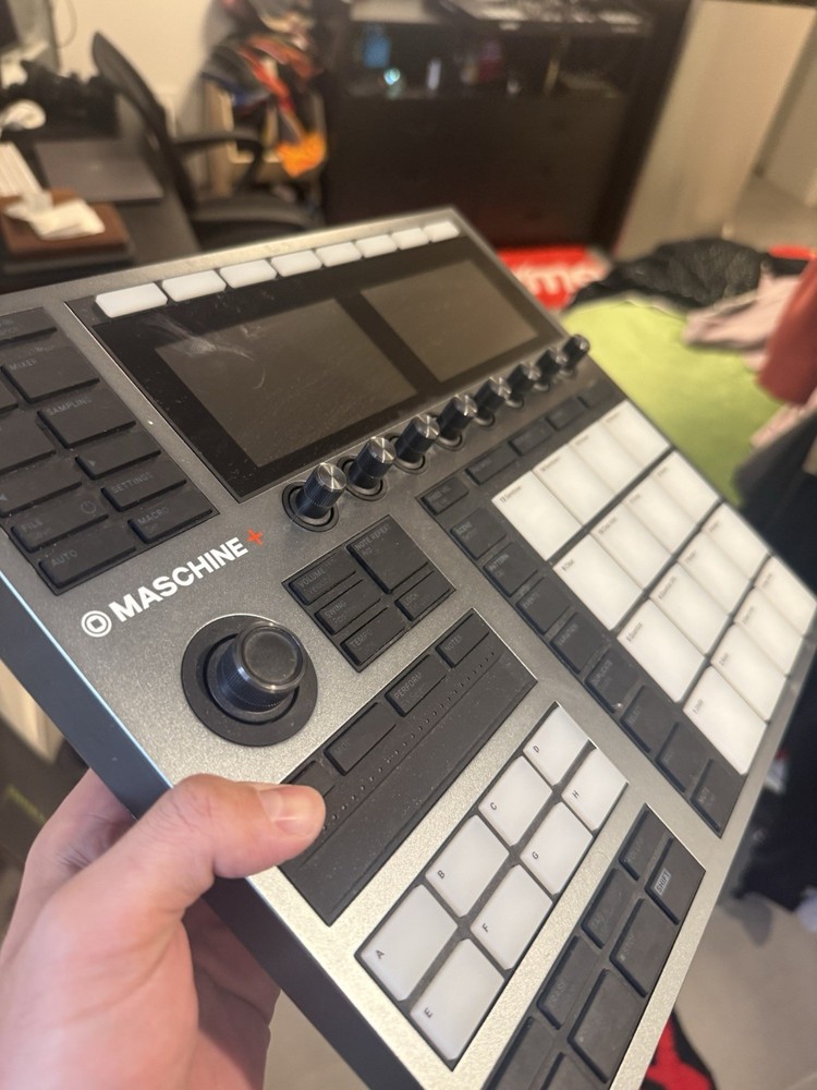 Native Instruments MASCHINE+ Sampler & Sequencer, Touchscreen, 16 Pads, USB