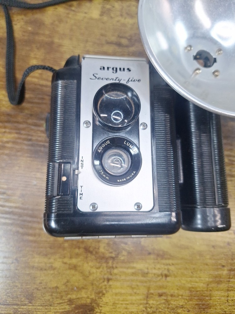 Argus 75 Seventy-Five Camera With Flash And Leather Case +Bulbs UNTESTED