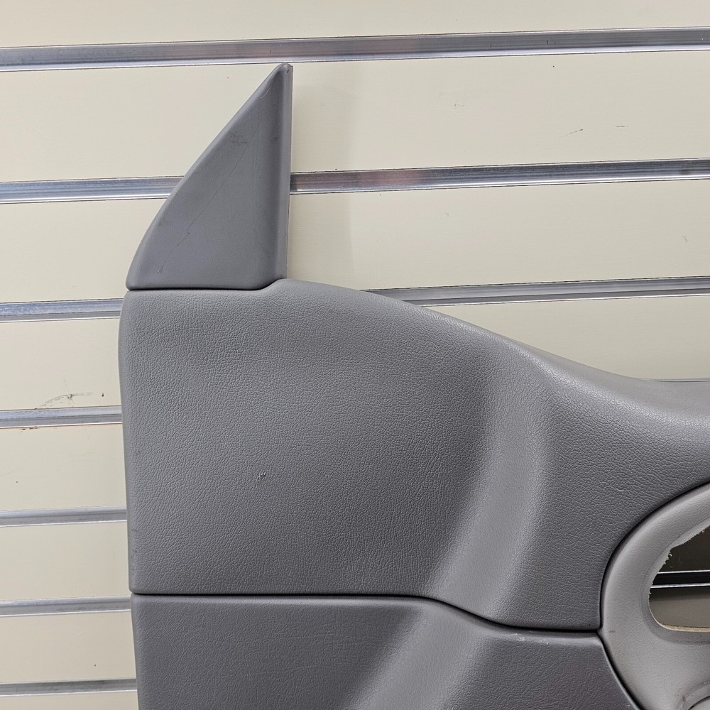 02-09 CHEVY TRAILBLAZER Door Panel FrontRIGHT Passenger armrest GRAY -silver D8