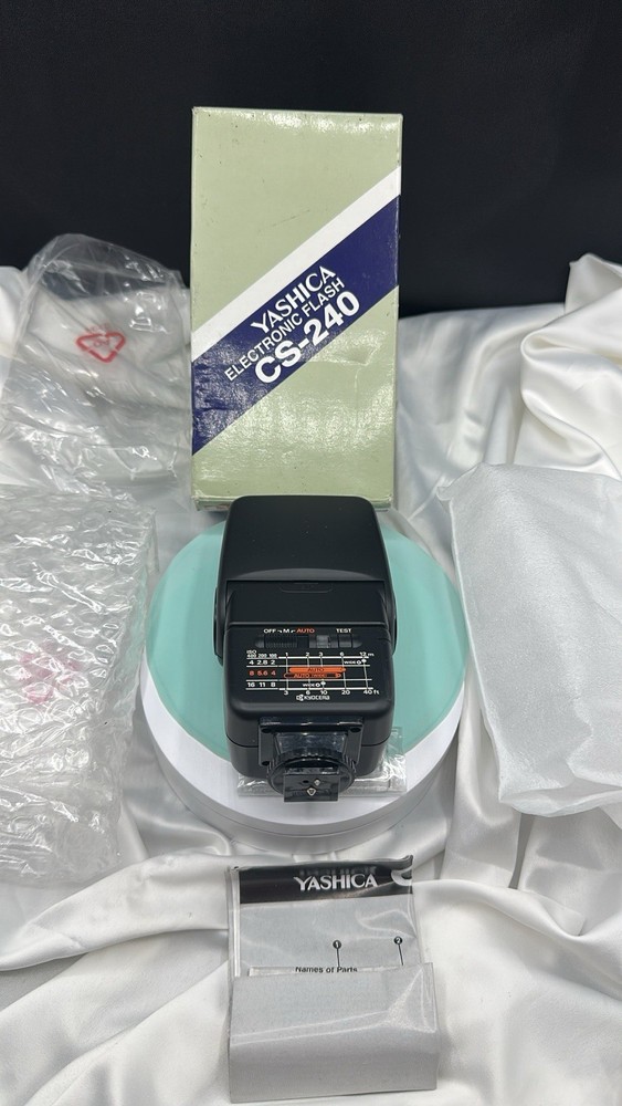 NWB YASHICA ( Kyocera) Electronic Flash CS- 240. See pics.