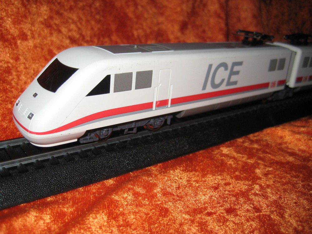 MODEL POWER # 2501 ICE ENGINE HO GAUGE 2 PIECES NOT WORKING....!