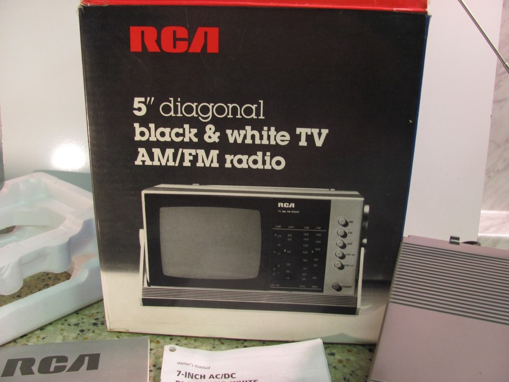 RCA 5" portable Black & White Television AM/FM Set BWT050S E60846