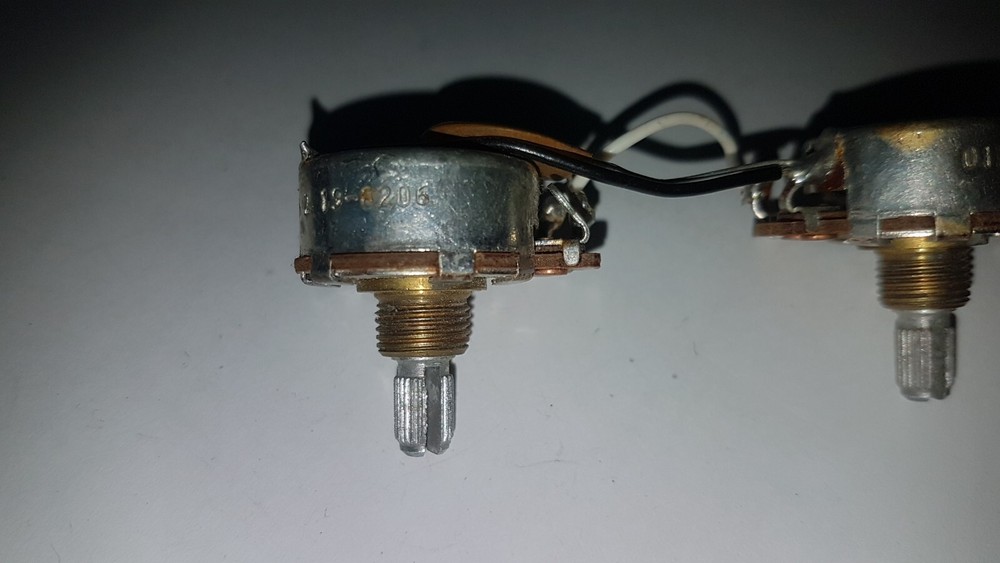 1982 FENDER LEAD POTS USA