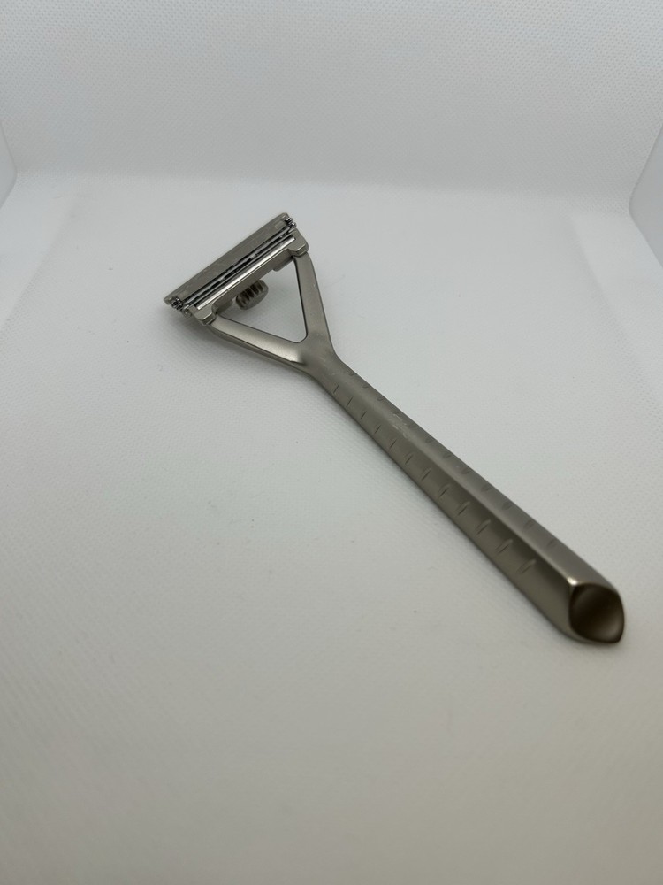 Leaf Razor Silver Triple-Blade Pivoting Head Safety SANITIZED READ DESCRIPTION