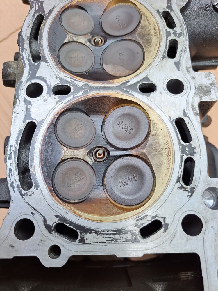 Suzuki gsr750 cylinder head