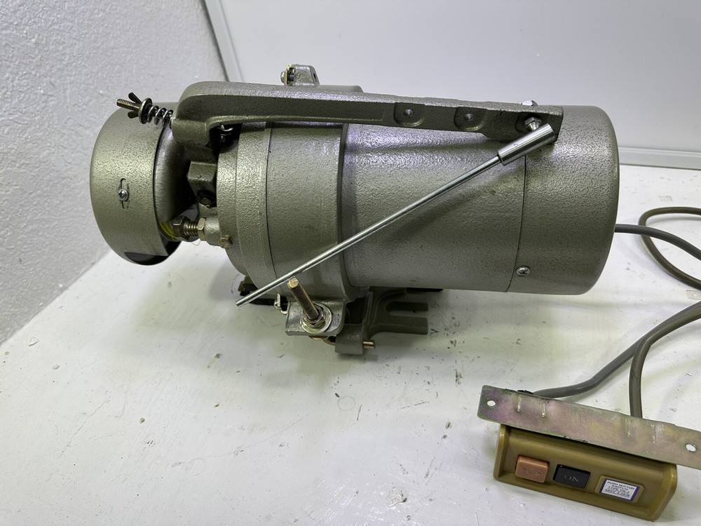121L INDUSTRIAL CLUTCH MOTOR SEWING MACHINE TRANSMITTER TESTED