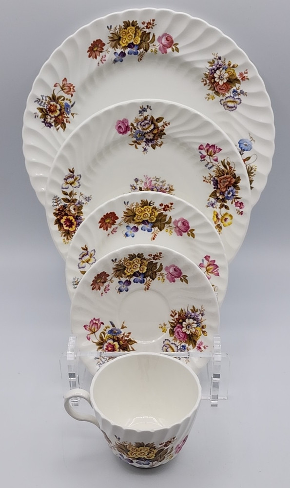 Aynsley Fine Bone China Summertime Pattern 5 Piece Place Setting READ BLUE