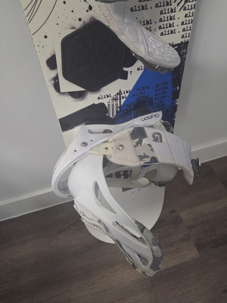 ALIBI Snowboard With Boots And Straps Connected (PLEASE READ DESCRIPTION)