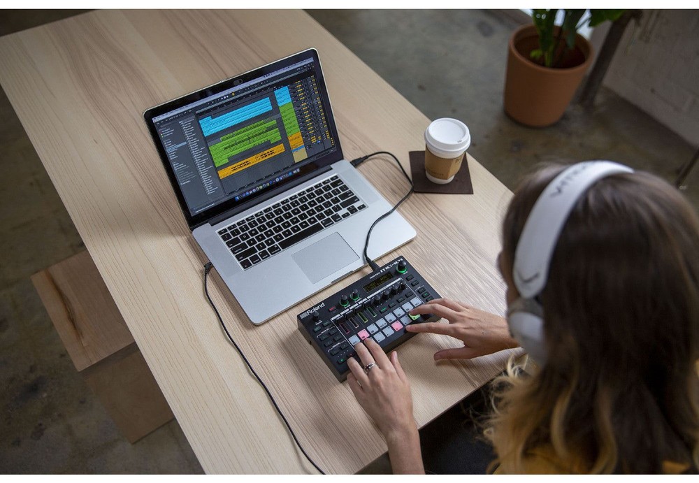 Roland MC-101 Groovebox