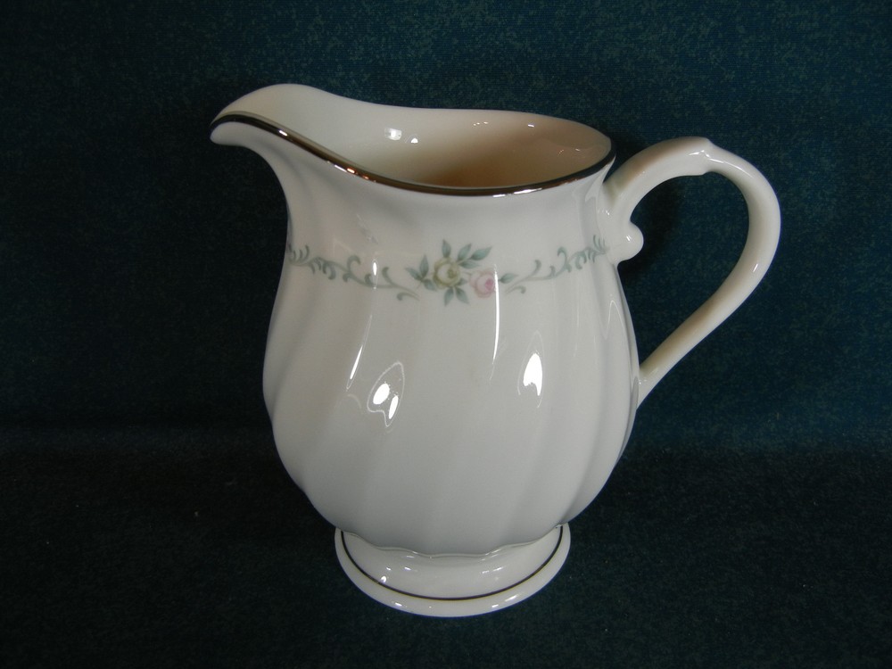 Syracuse Sweetheart 4 1/2" Creamer