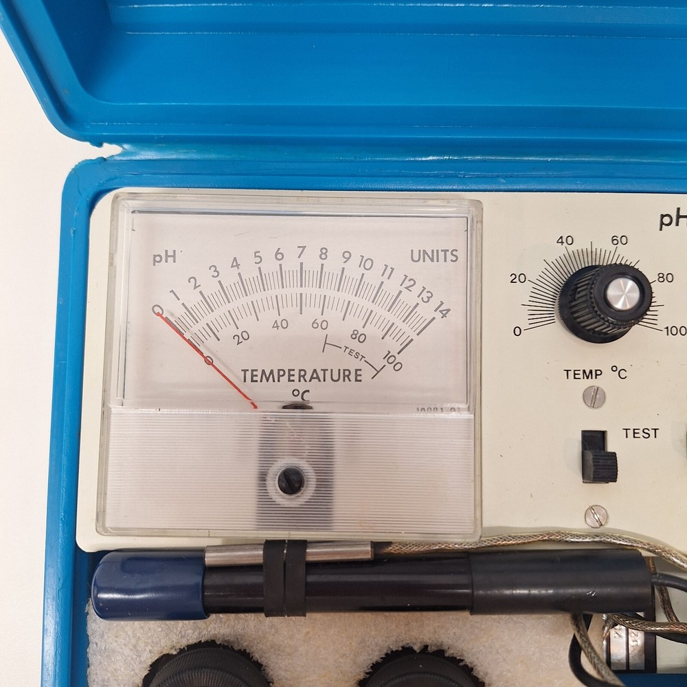 ECOLAB pH Temp Meter Model 102 B w Case Buffer Solution Ecologic Lab Equipment