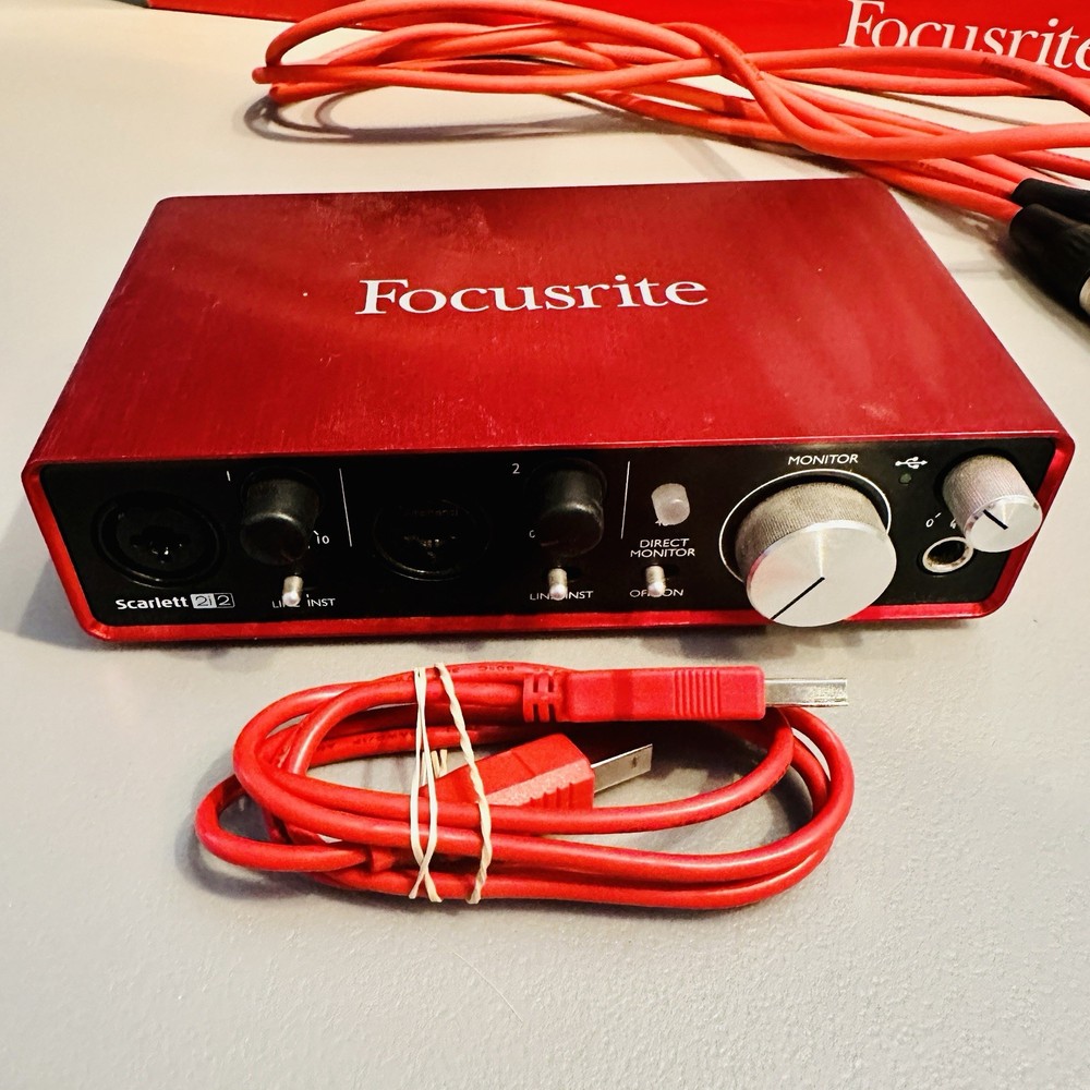 Focusrite Scarlett 2i2 Studio 2nd Gen USB Audio Interface w Microphone Full set