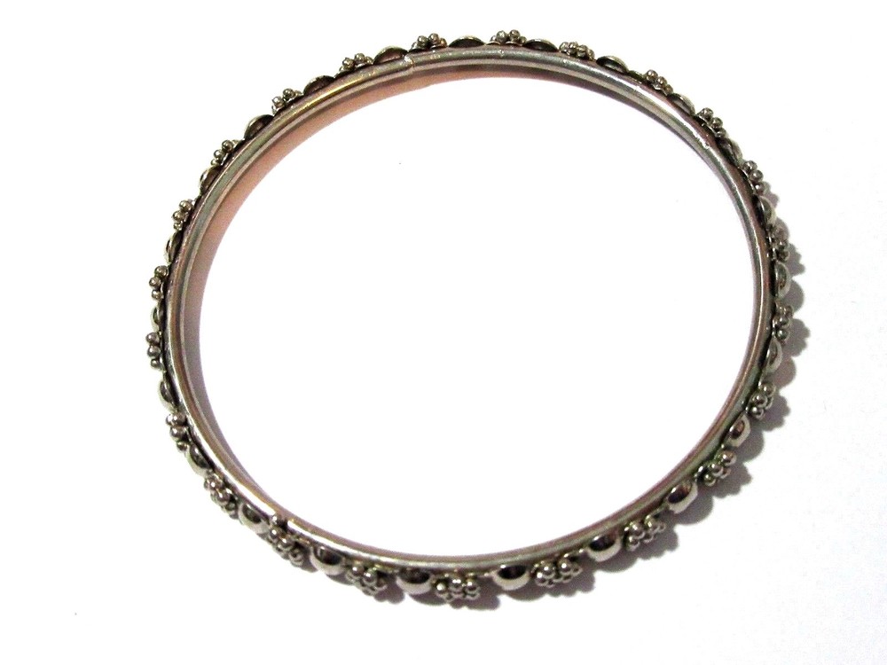 DAISY RAISED SURFACE SILVER TONE BANGLE BRACELET THIN FLOWERS