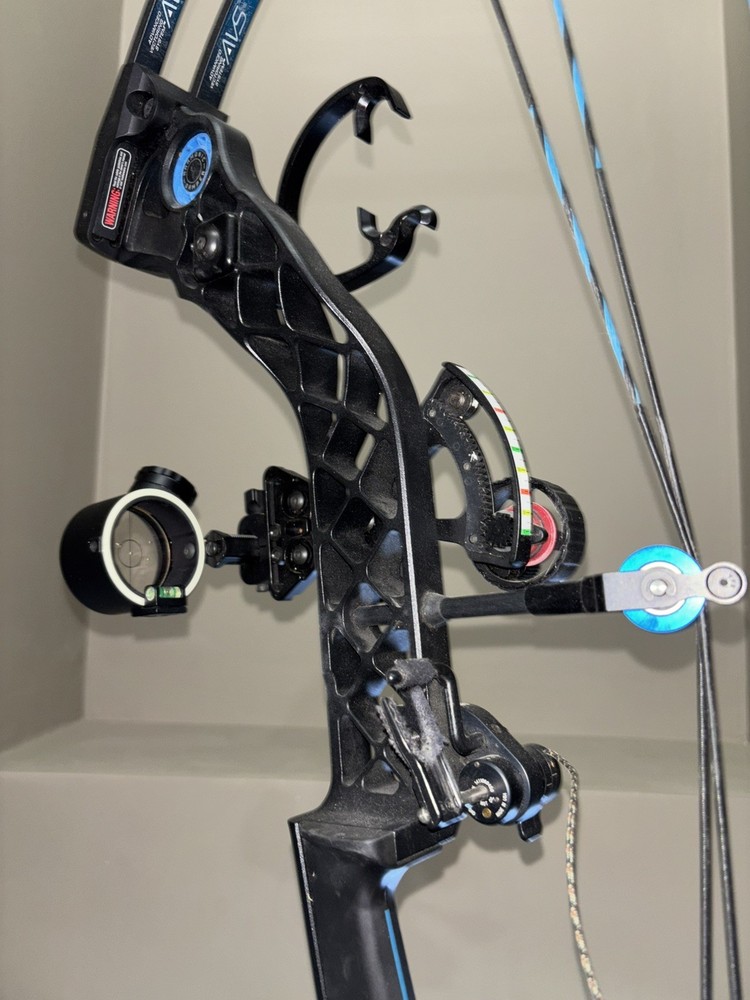 Mathews Chill R Right Hand Compound Bow Black 70lb