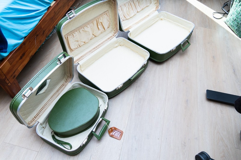 VINTAGE 4 PIECE NESTED LEATHER TRUNK/BRIEFCASE SET - EMERALD GREEN